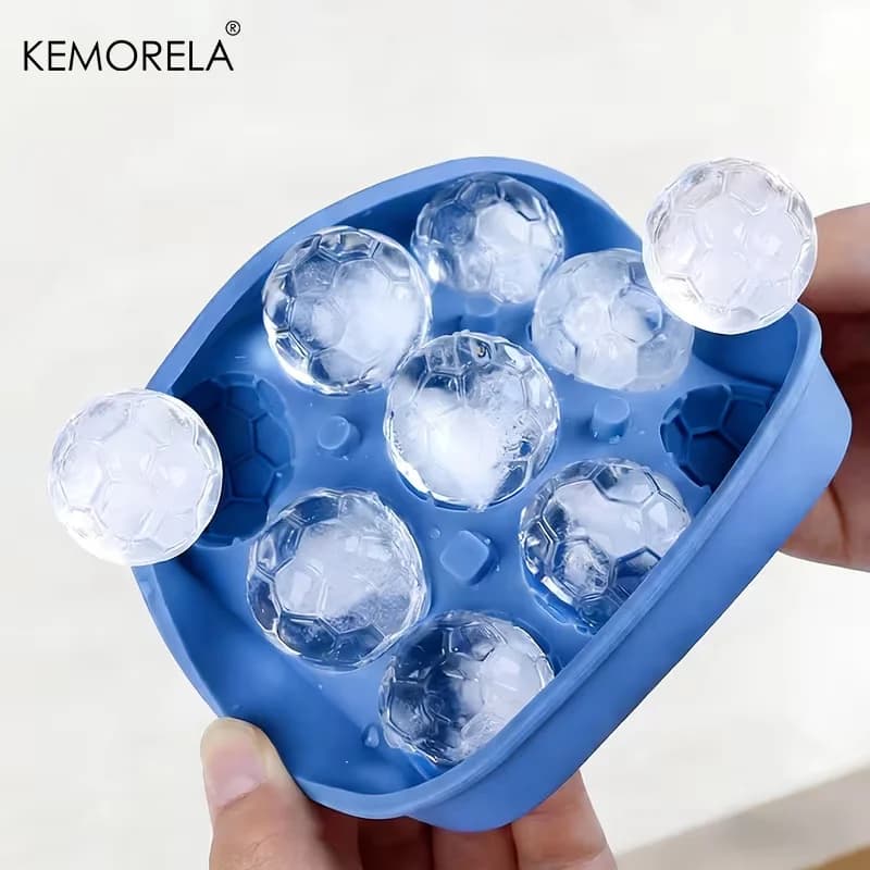 Isterningform med fotball med 9 hull og lokk